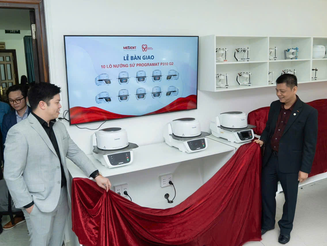 Khoảnh khắc bàn giao thiết bị từ Medent