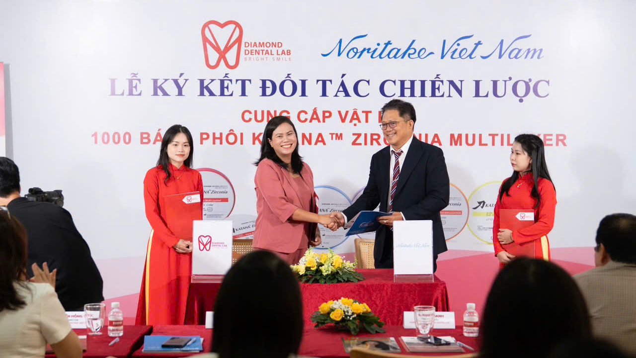 Đại diện hai bên trong lễ ký kết Noritake
