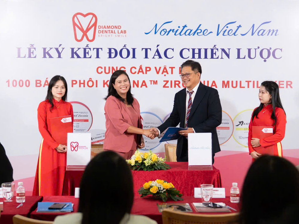 Đại diện hai bên trong lễ ký kết Noritake